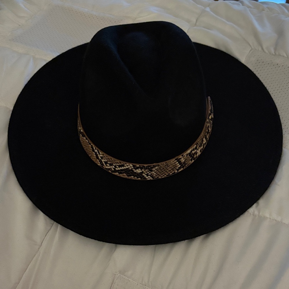 Stylish Black Hat with Snakeskin Band